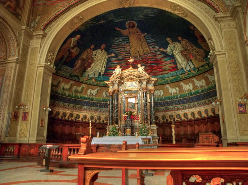 mosaic_in_ basilica dei santi cosma e damiano.jpg - Aan de rand van het Forum Romanum ligt onopvallend de ingang van de kerk van de Heiligen Cosmas en Damianus (Ss Cosma e Damiano). De kerk is in 527 gebouwd in een deel van de tempel van Romulus. Het mosaic in de absis is beroemd. Het laat de voorgeleiding van Cosmas en Damianus door Petrus (de man in het witte gewaad rechts) en Paulus aan Christus zien.